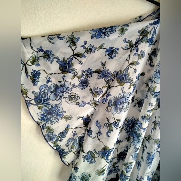 Lynn Ryan Floral Blue and White Women's Top - Picture 3 of 4